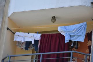 Češi se zbavují nevzhledných šňůr a neskladných sušáků na balkoně. Inspirovali se chytrým řešením z Itálie
